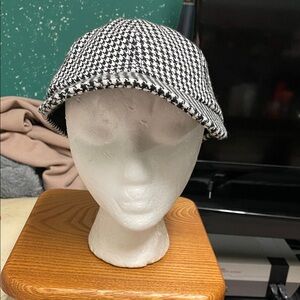 Stylish Black and White Houndstooth Cap